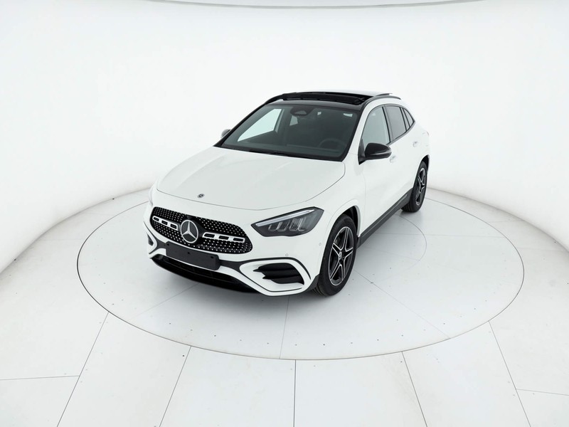 Mercedes GLA 180 amg line extra auto benzina bianco