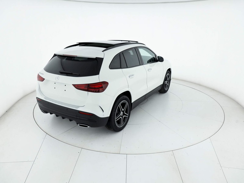 Mercedes GLA 180 amg line extra auto benzina bianco