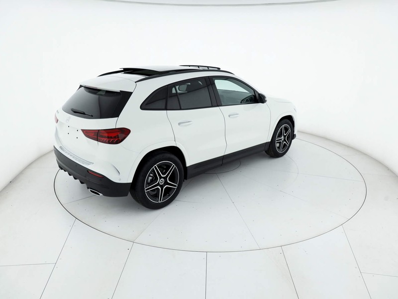 Mercedes GLA 180 amg line extra auto benzina bianco