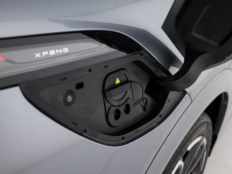 XPENG G6 68,5 kwh standard range rwd elettrica grigio